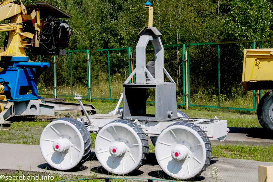Robot on the chassis of the moon rover