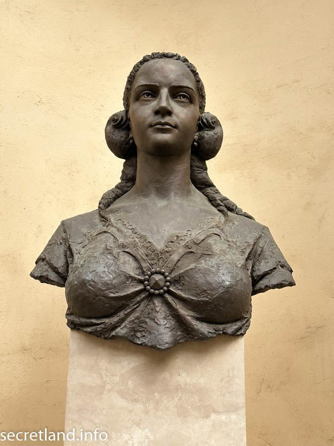 Памятник Кристине Чаки