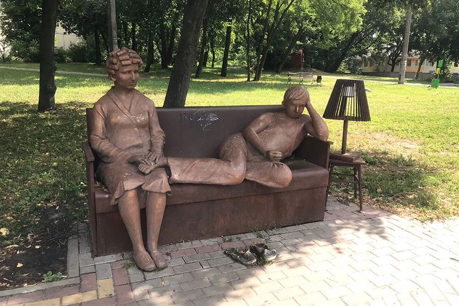 Памятник родителям в парке Орленок