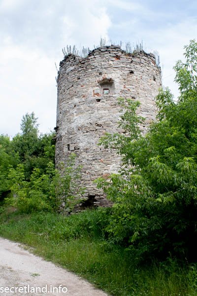 Сатановскией замок круглая башня