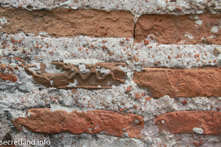 Кирпичи с значками