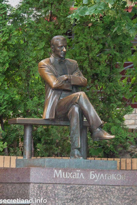Памятник Михаилу Булгакову в Киеве