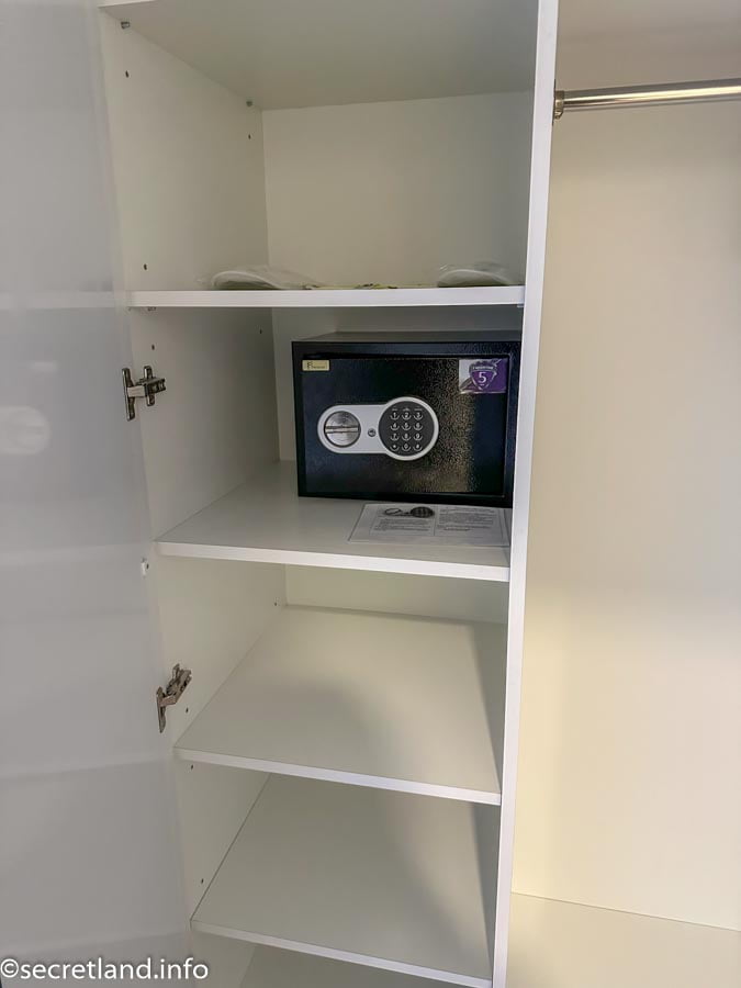 Шафа в апартаментах готелю Smart-Apart в Вінниці