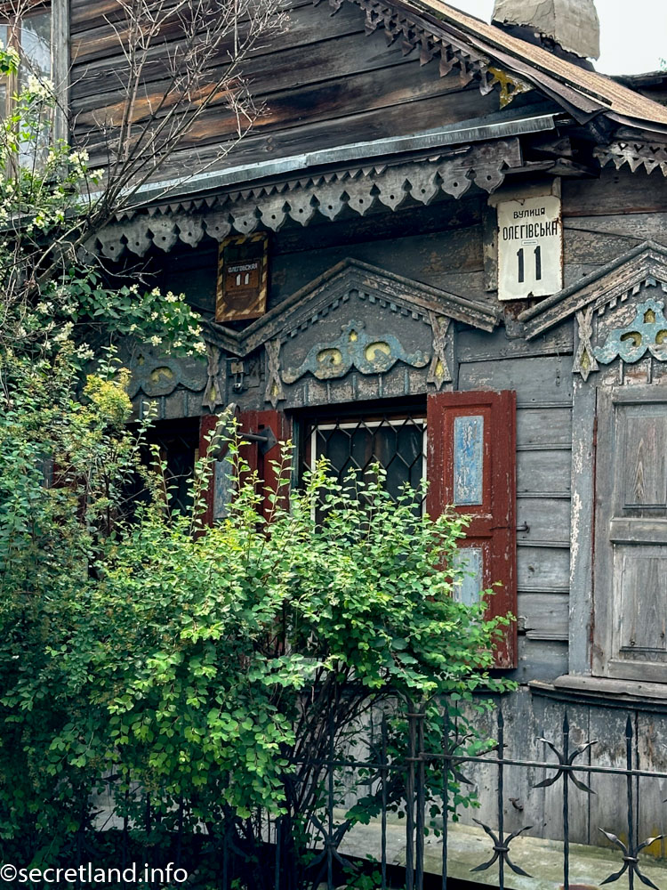 Старовинний дерев'яний будинок