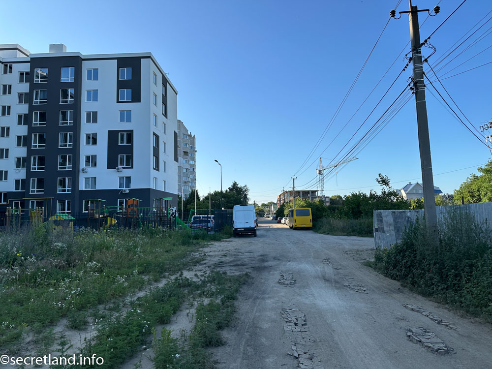 Вид на новий будинок, дорогу, та ще один будинок, що будується