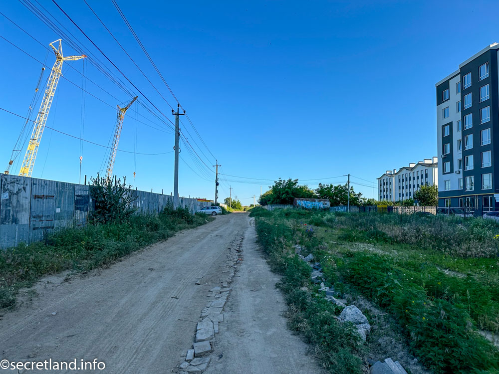 Дорога до поля повз новий будинок