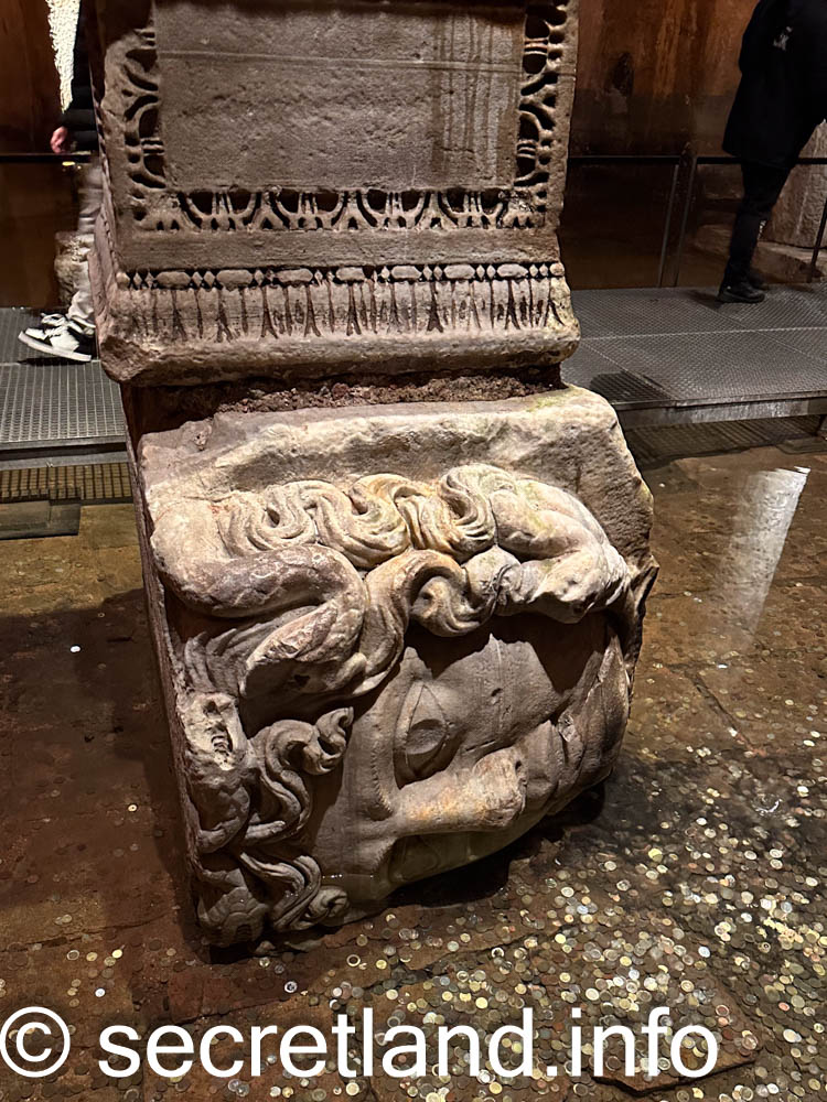 Колонна з головою Медузи 