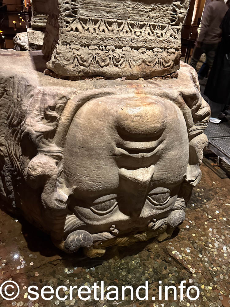 Колонна з головою Медузи 