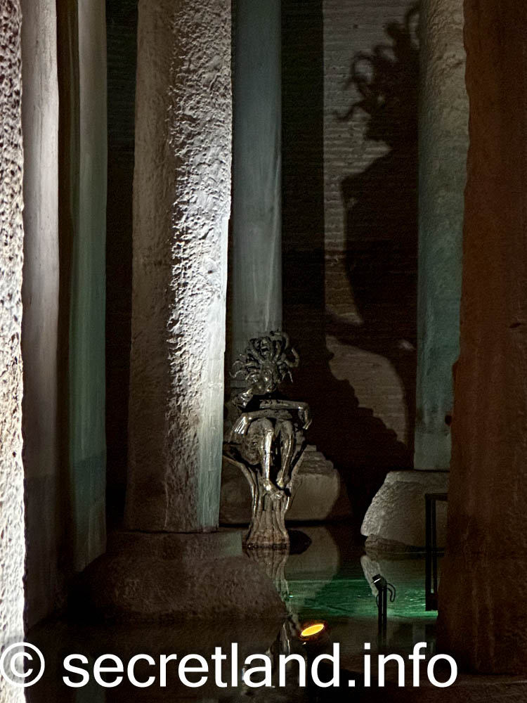 Статуя Медузи