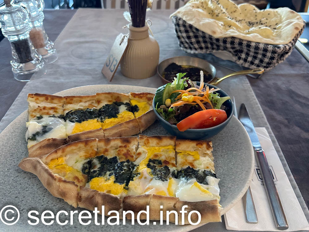 SPINACH WITH CHEESE AND EGG PITA
