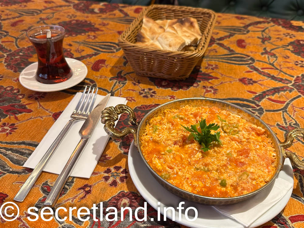 Менемен, хліб і чай