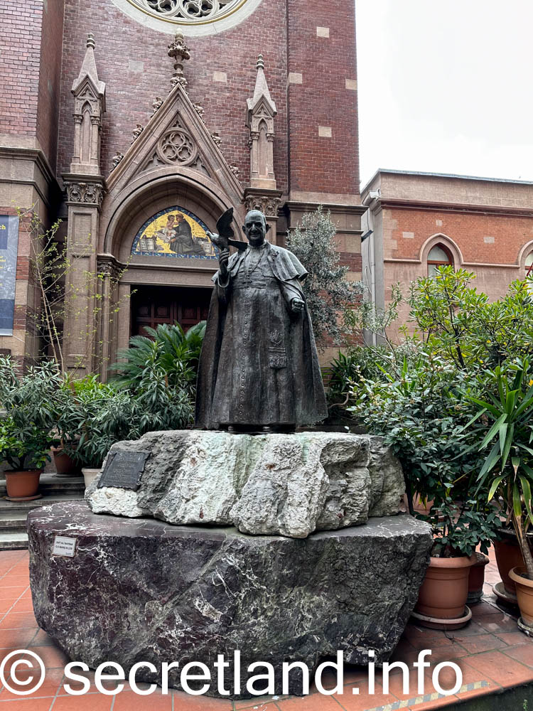 пам’ятник Папі Римському Івану XXIII (Giovanni XXIII, 1881–1963).