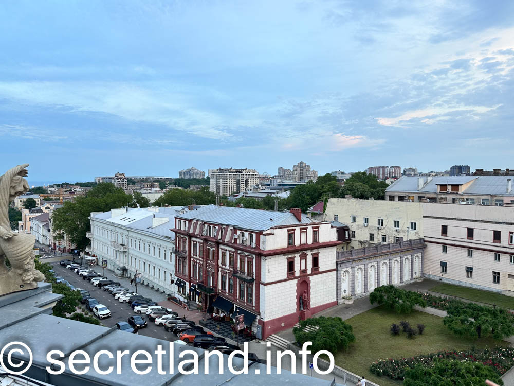 Будинки біля Оперного театру