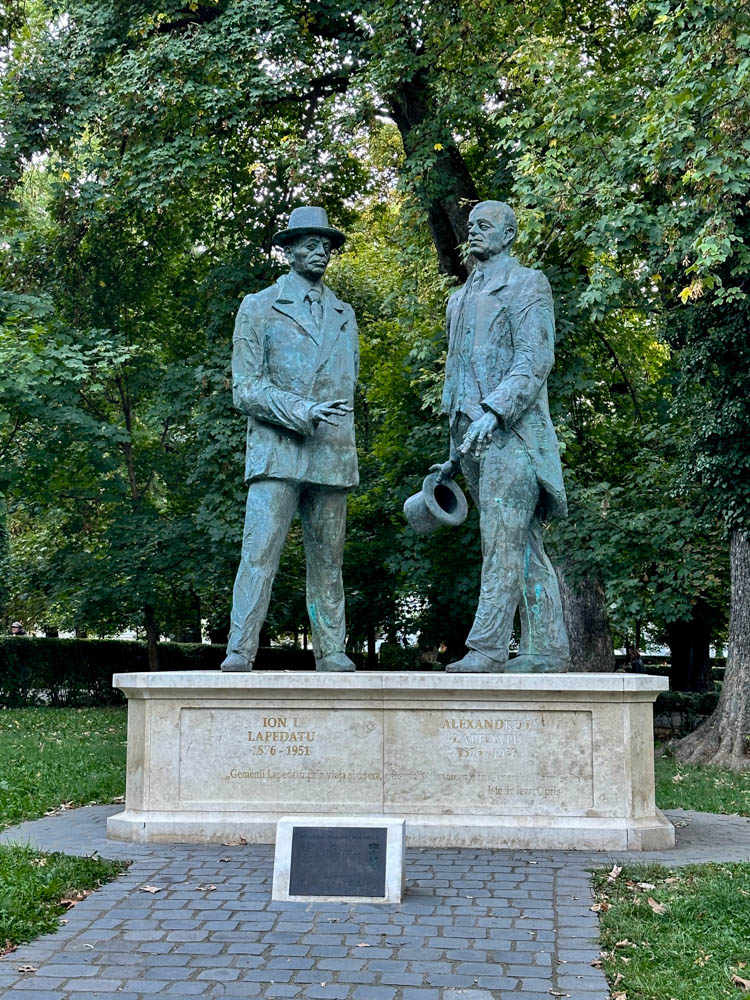 Monument "Gemenii Lapedatu"